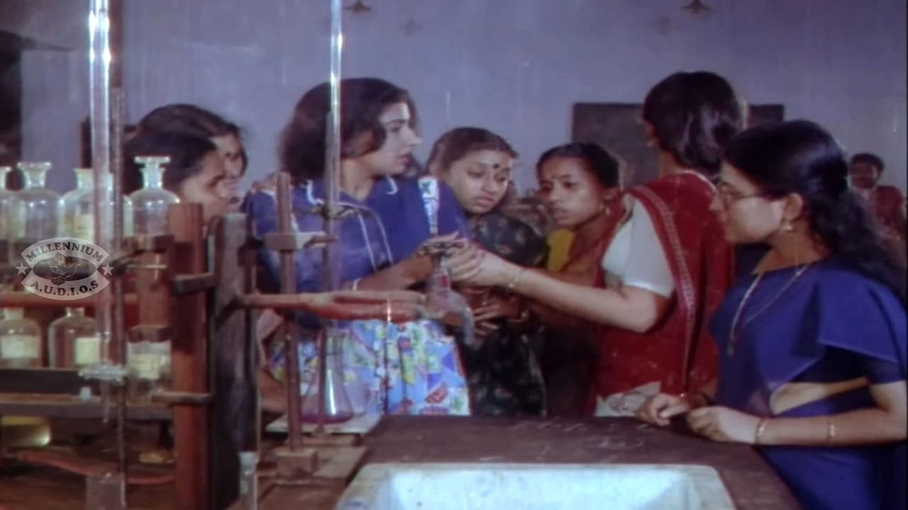 Beautiful and young geetha navel and other saree scenes.mp4_snapshot_00.07.249