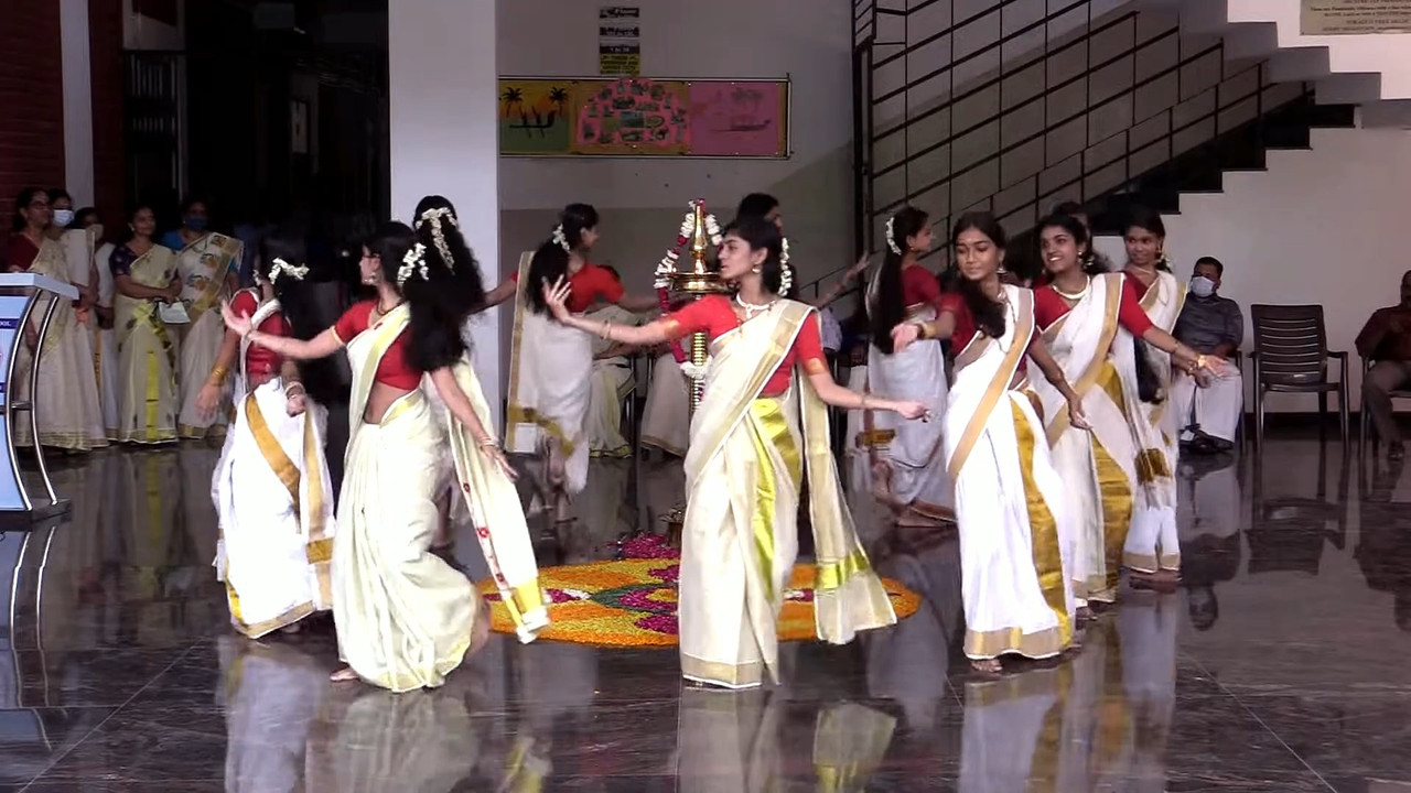 Cute Beautiful Malayali girl Navel slips while thiruvathira.mp4_snapshot_00.20.078