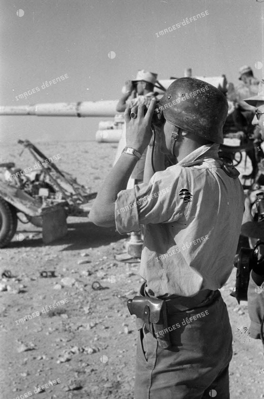 Un canon de 8,8 cm FlaK tire en position, attelée à son avant-train.5