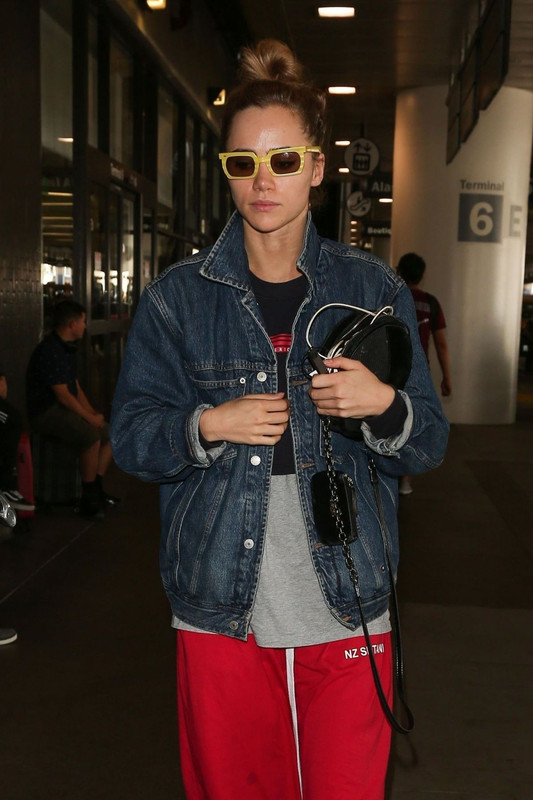 suki-waterhouse-at-los-angeles-international-airport-09-12-2018-