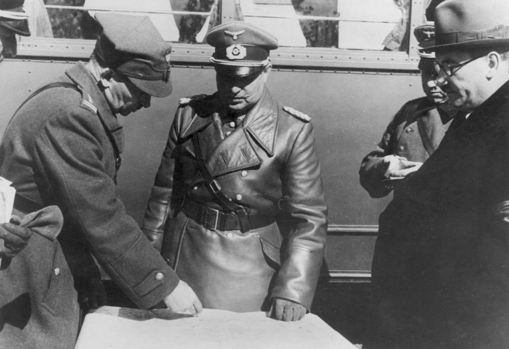 Oficiales polacos y Gunther von Kluge durante las negociaciones sobre la capitulación de Varsovia en septiembre de 1939