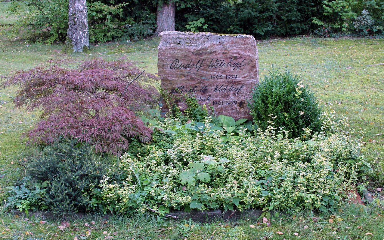 Ehrengrab_Friedlander_Str_156_(Adler)_Liselotte_Welskopf-Henrich