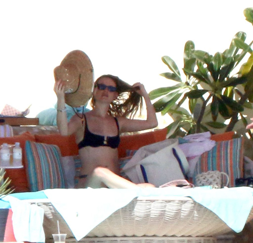 Behati-Prinsloo-Sexy-upskirtstars.com-11-1024x985 (4)