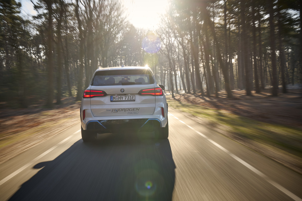 P90494368_highRes_bmw-ix5-hydrogen-on-