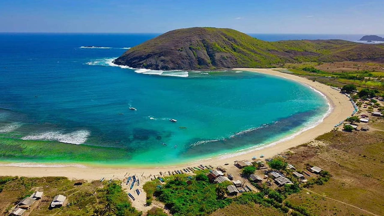 Keindahan Pantai Mawun di Lombok yang Bikin Tak Mau Pulang!