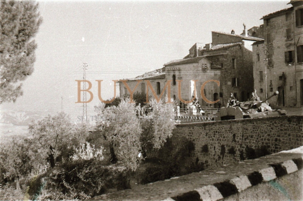 Sturmgeschütz fahren durch italienisches Dorf Panzer-Abt.115