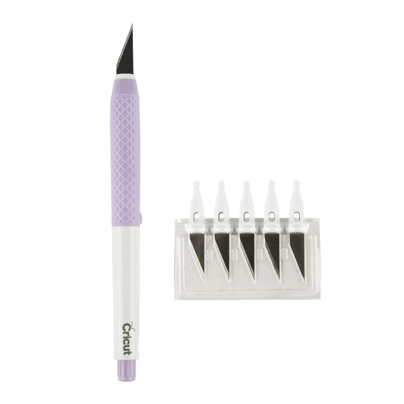 Bisturí de precisión Cricut TrueControl en color lila con su tapa protectora.