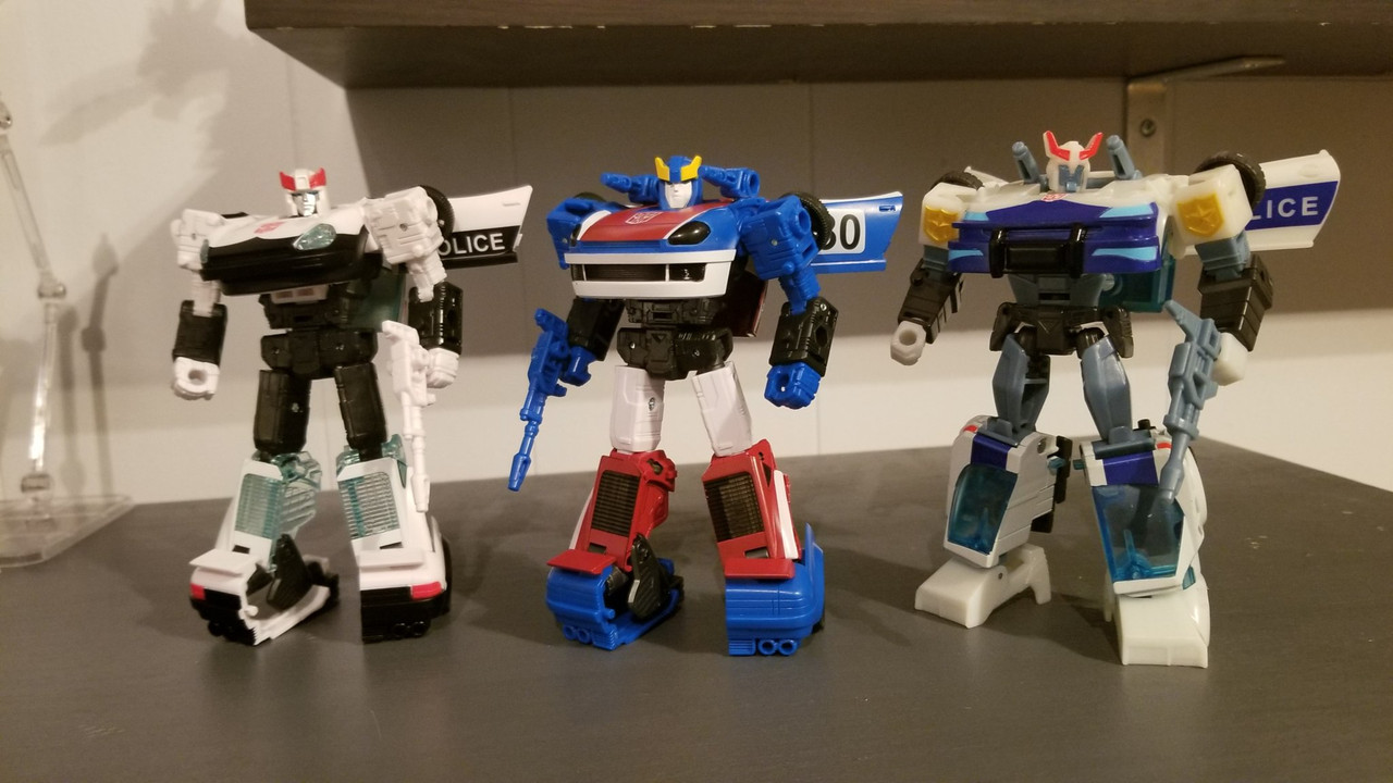 Cyberverse-Deluxe-Prowl-02