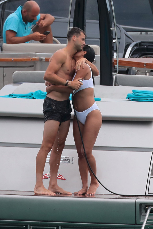 Nicole-Scherzinger-White-Swimsuit-10
