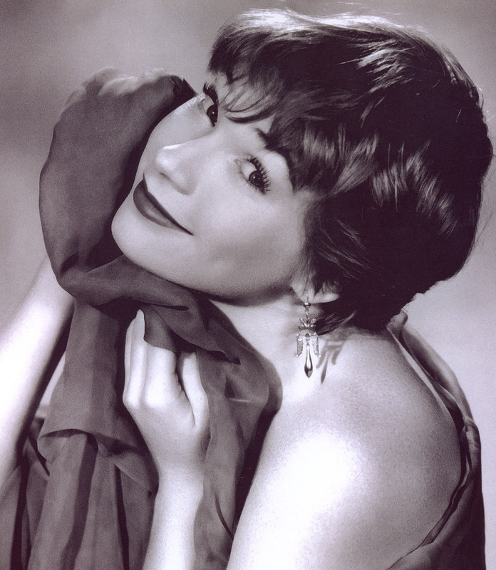Shirley_MacLaine_b79