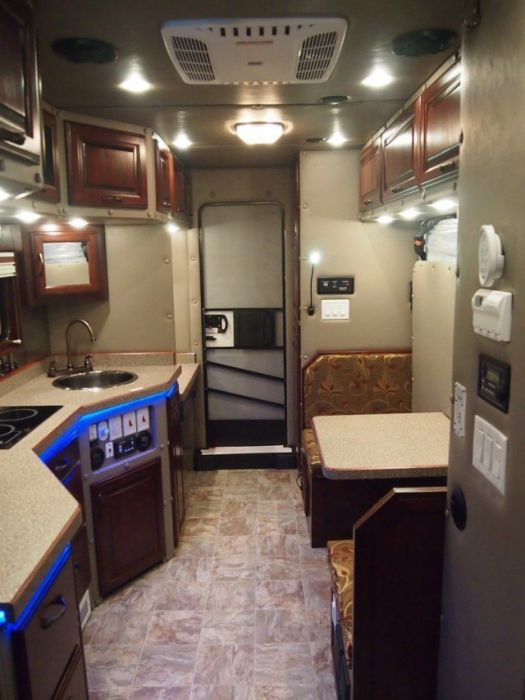 С таким грузовиком и дом не нужен