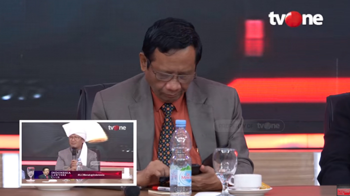 Mahfud MD diam dan main handphone saat Aa Gym berbicara