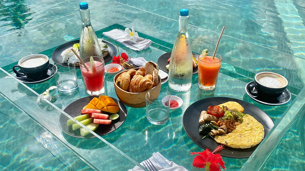 Fasilitas pool breakfast di Bali Beach Glamping, lokasi liburan Putri Delina dan adik-adiknya.