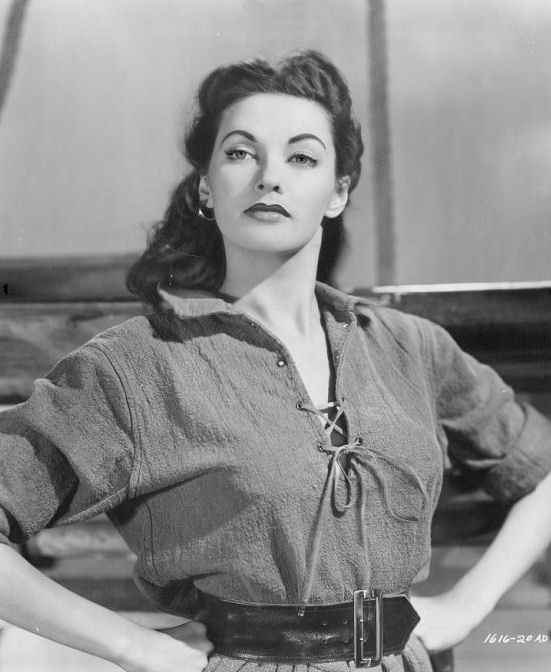 Yvonne_De_Carlo_b42