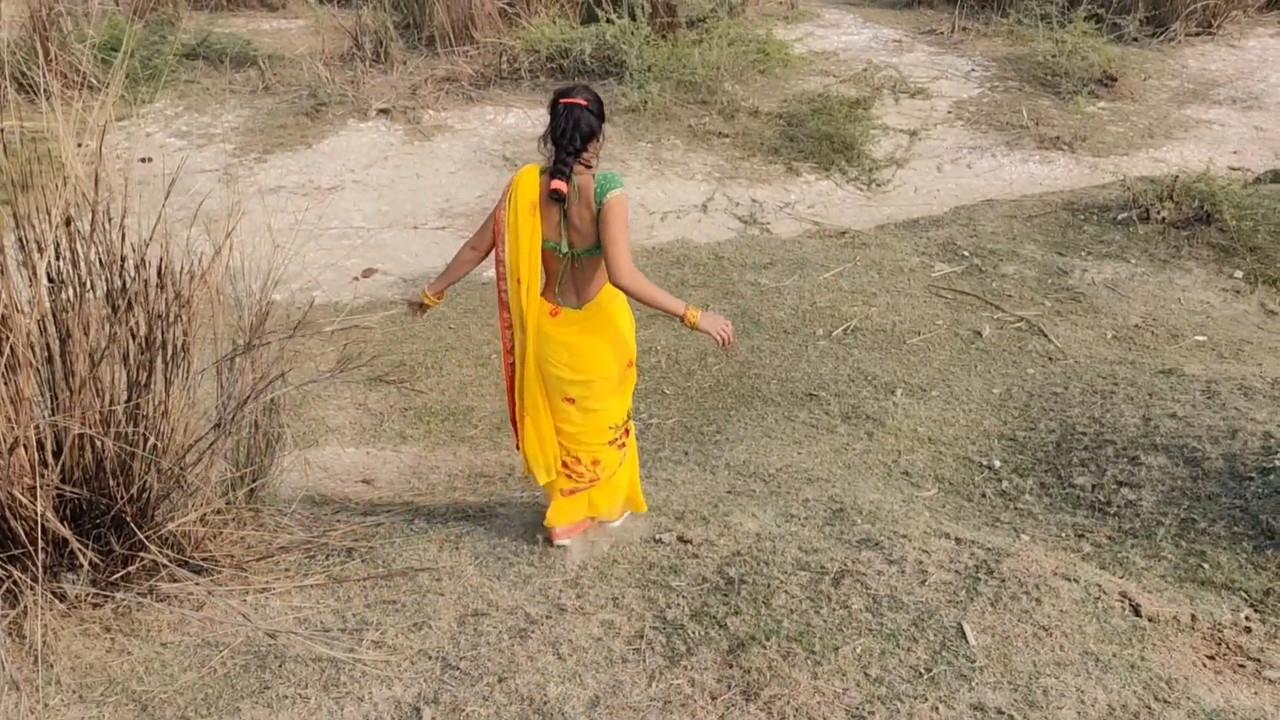 Indian 18 Years Old Village Outdoor Sex in Khet Natural Big Ass Show.mp4_snapshot_00.00.862