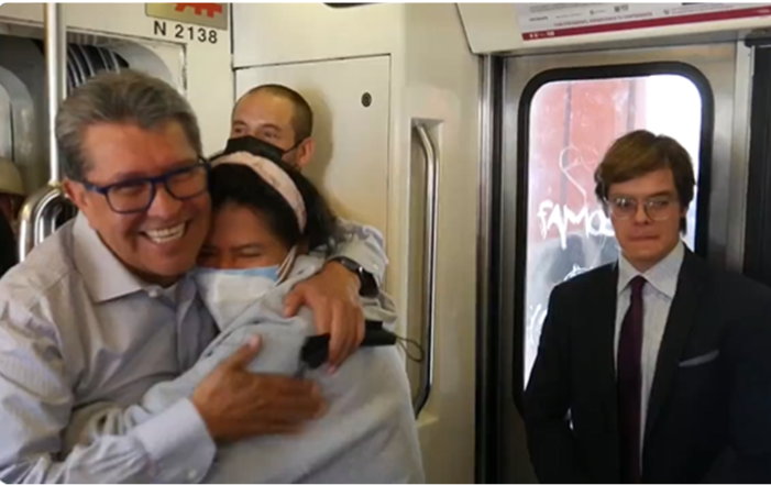 Colectivos le gritan “¡presidente!” a Monreal en Metro Coyoacán