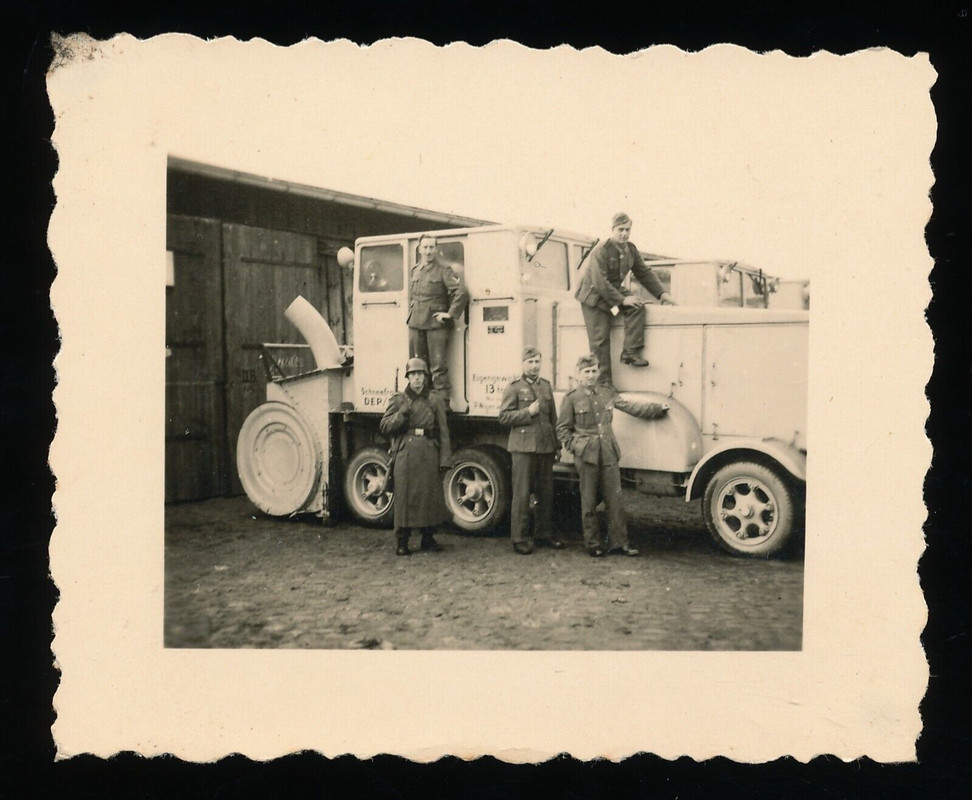 Foto - Soldaten mit ungewöhnlichem Fahrzeug