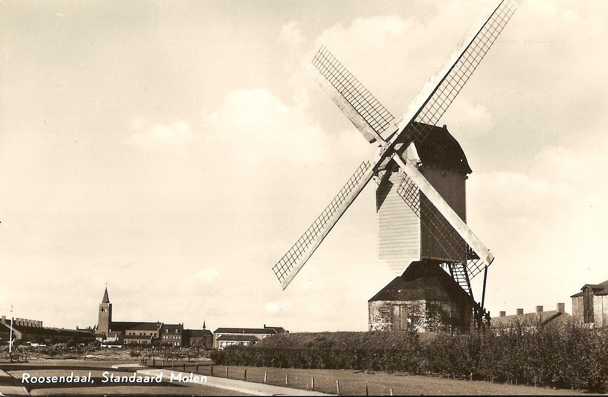Molen de Hoop 1953 Roosendaal, toen nog op de ho