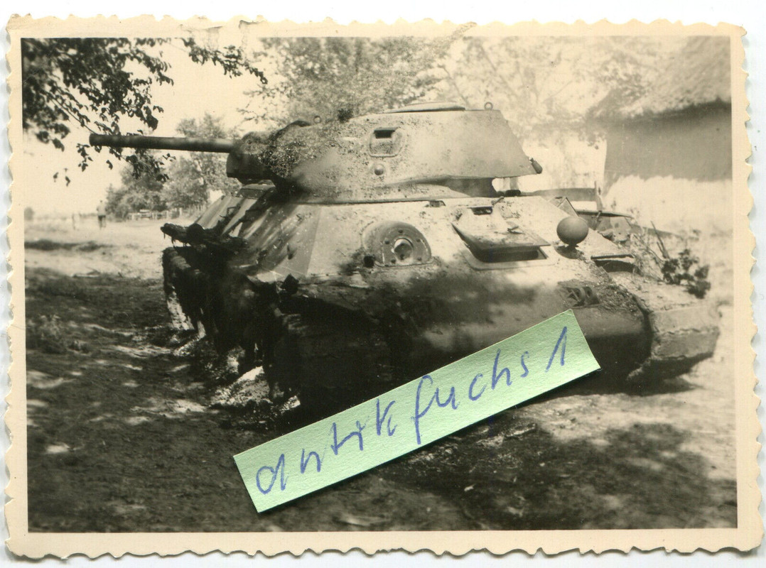verlassener schwerer T-34 Panzer aus Rußland an der Ostfront im 2.WK
