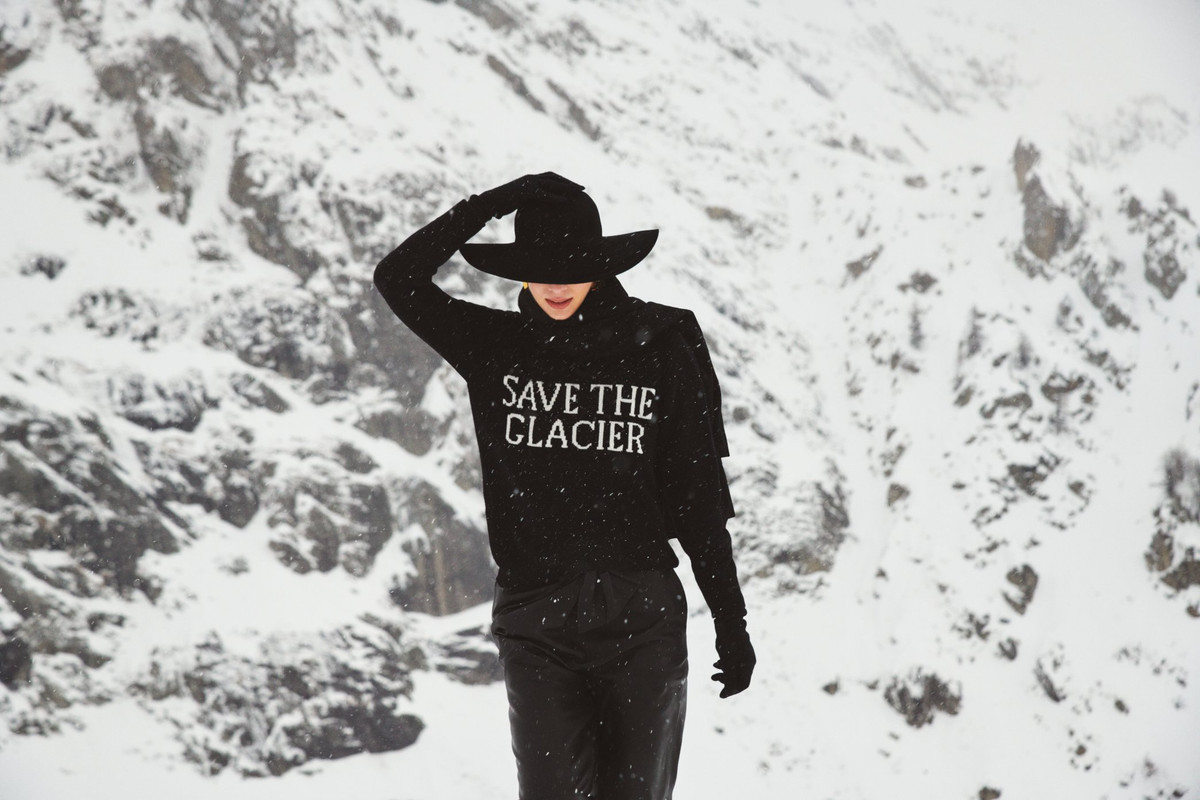 Alberta Ferretti, il maglione a sostegno dei ghiacciai Alberta Ferretti, il maglione a sostegno dei ghiacciai