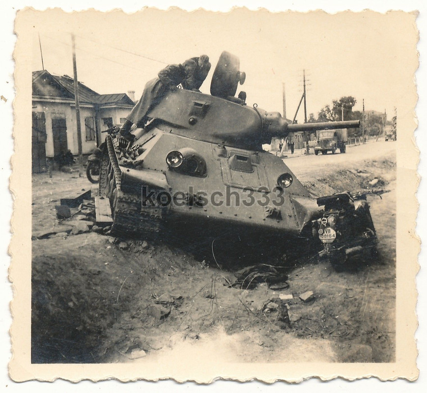 Kradschützen begutachten russischen T-34 Panzer 