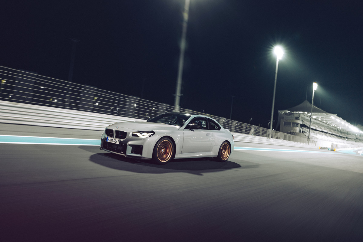 P90600939_highRes_the-new-bmw-m2-cs