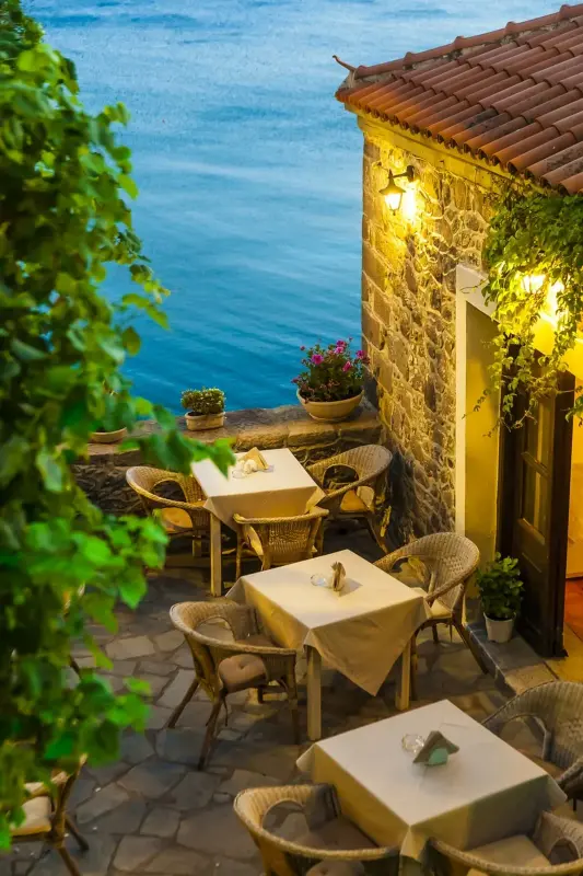 yellow-restaurant-5521372-1280.webp