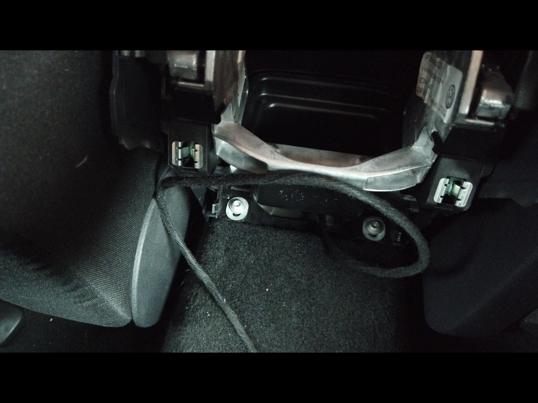 VW-Golf-MK7-5G_Rear-USB-ports_14