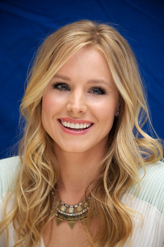 Kristen Bell 2024 blond clair cheveux & beachy style de cheveux.
