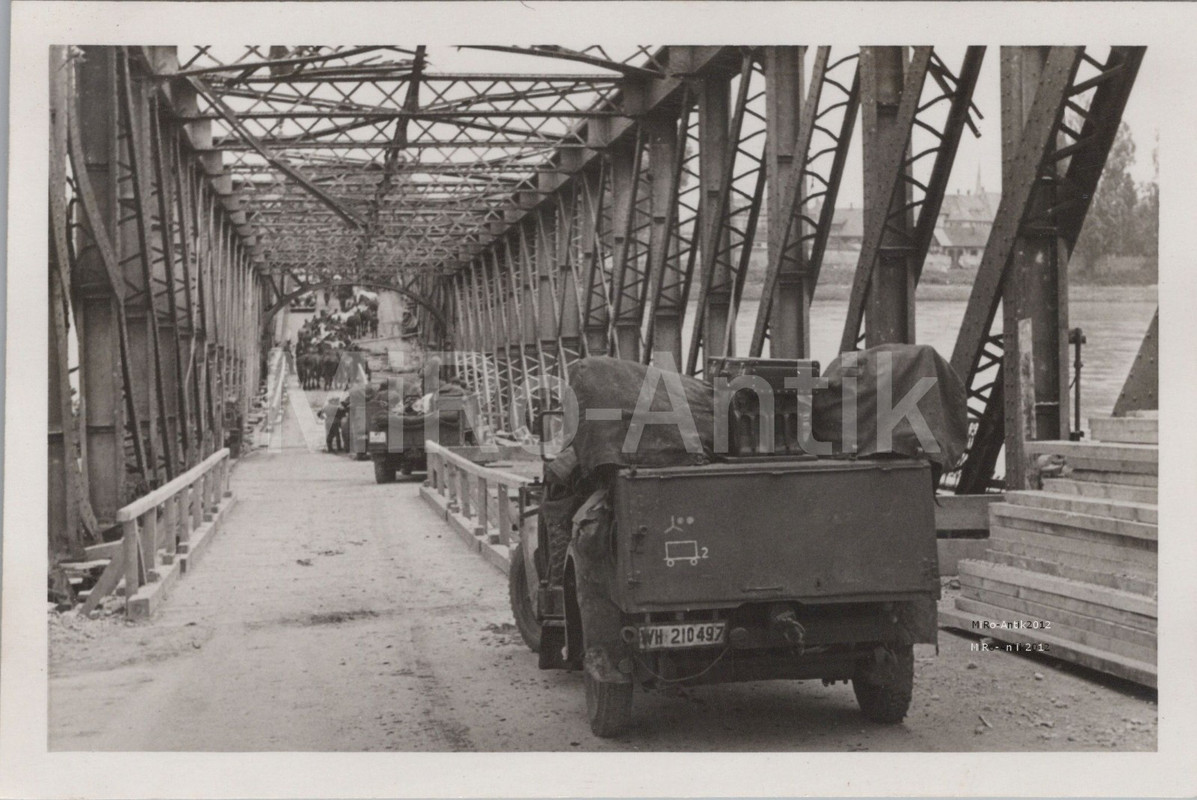 Foto, Überquerung der Rheinbrücke in Straßburg, Frankreich, 1940