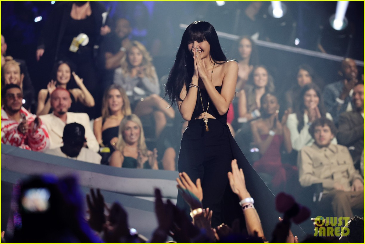 blackpink-lisa-wins-best-kpop-makes-history-vmas-03