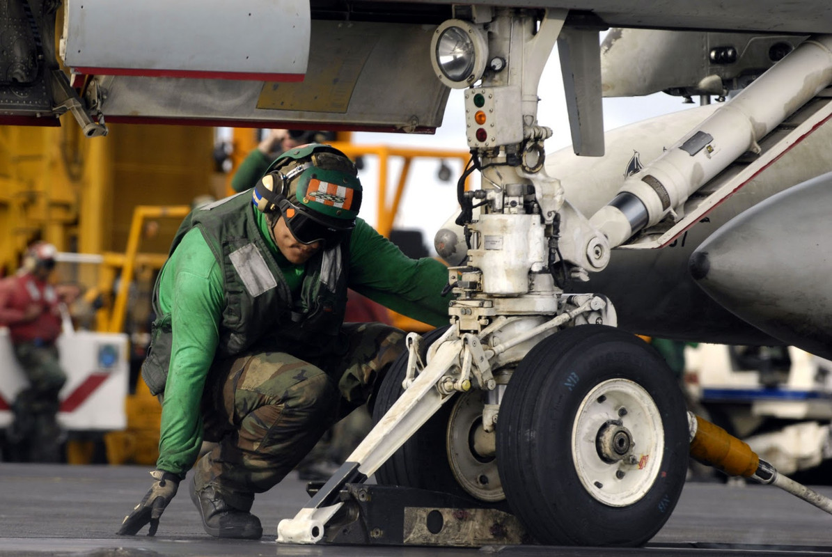 US_Navy_070910-N-7883G-009_Airman_Luis_Estrada,_