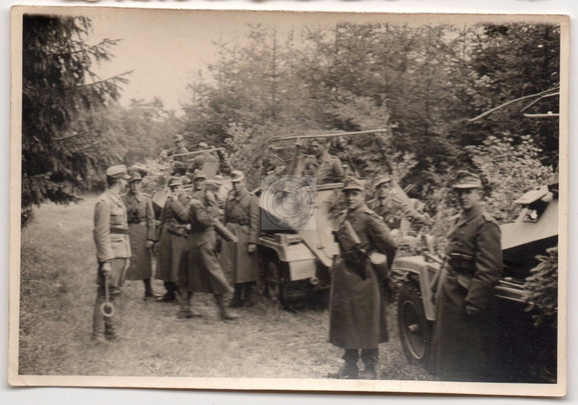 Panzermänner bei einer Gruppe Spähpanzer Rahmena