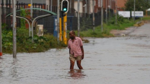 La lluvia continúa golpeando el este de Sudáfrica devastado por las inundaciones