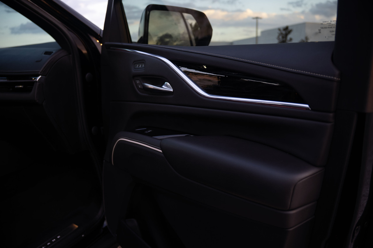 Cadillac Escalade View 23