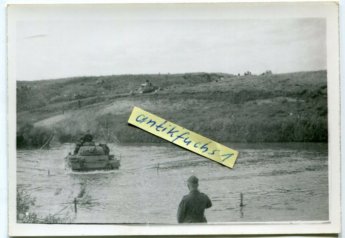 Panzer des Panzer Rgt.35 bei Fluß-Durchfahrt in Rußland