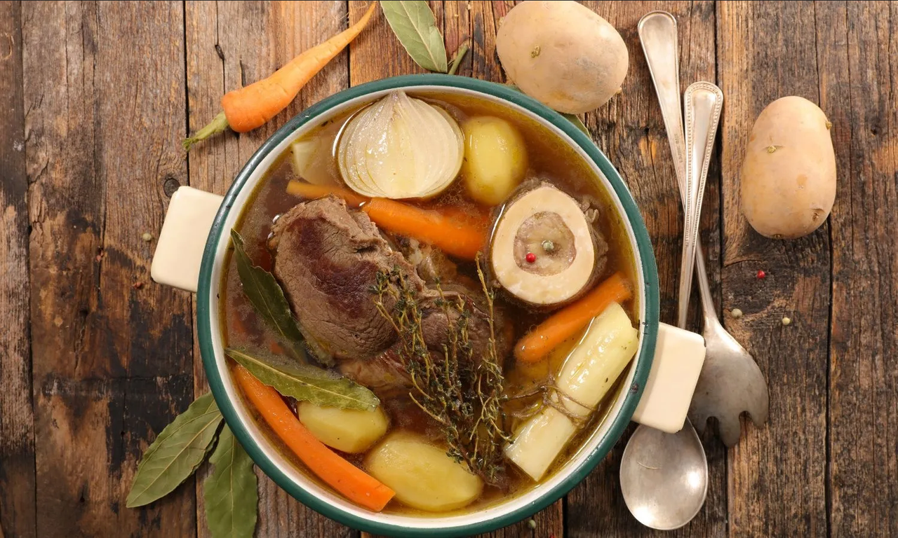 ¿Cómo se prepara el caldo de res y cuáles son sus beneficios para la salud?