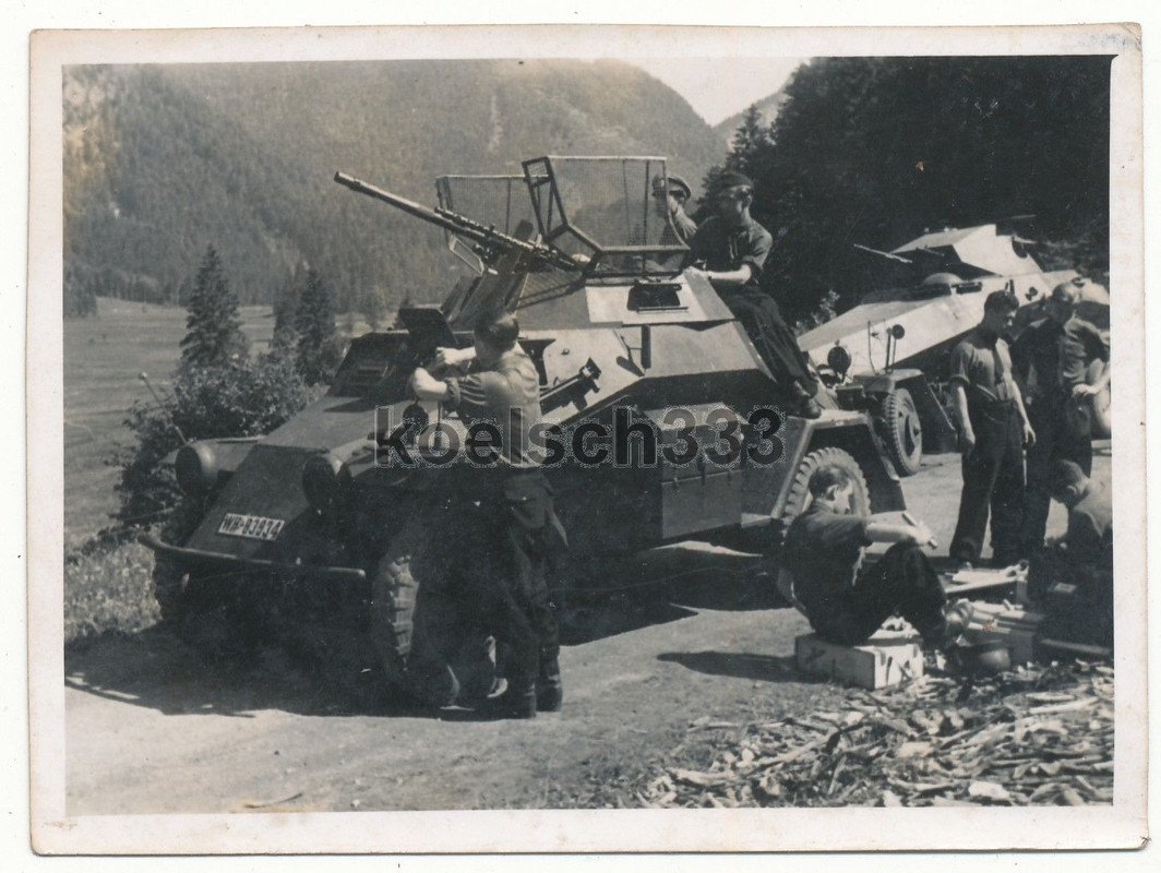 Foto Panzerspähwagen 4 und 6 Rad Panzer Sd.Kfz W