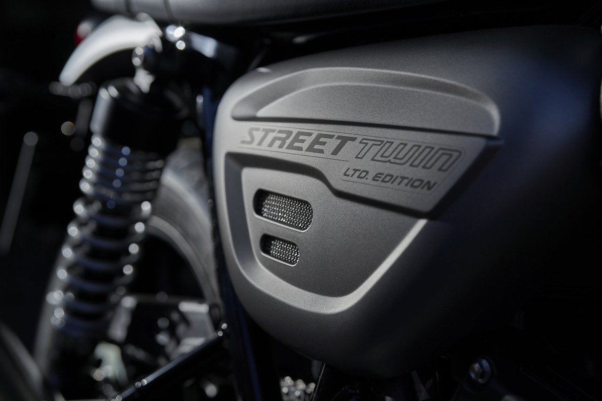 Спецвыпуск Triumph 2022: Street Twin EC1, Thruxton RS Ton Up, 221 Edition Rocket 3 R, Rocket 3 GT