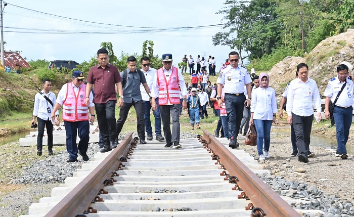 Menteri Perhubungan Budi Karya Sumadi saat meninjau progres proyek pembangunan KA Makassar-Parepare, Sabtu (21/1/2023). Ia mendorong percepatan penyelesaian jalur kereta api Maros-Mandai.