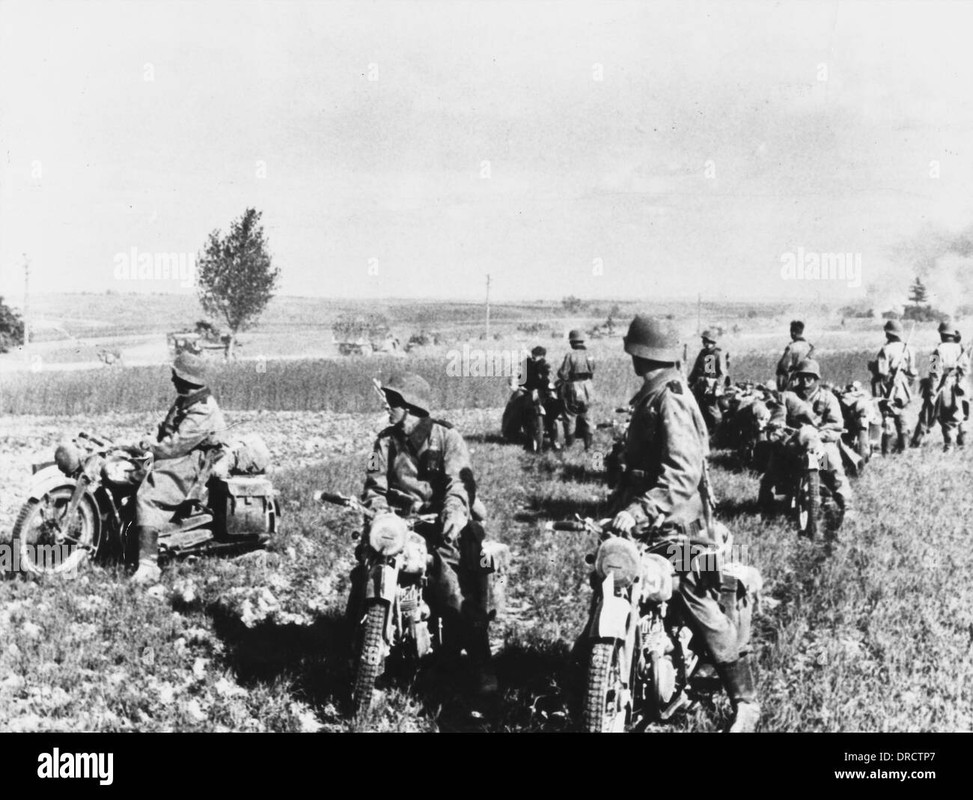 deutsche-motorradpatrouille-im-zweiten-weltkrieg-in-frankreich-1940 (2)