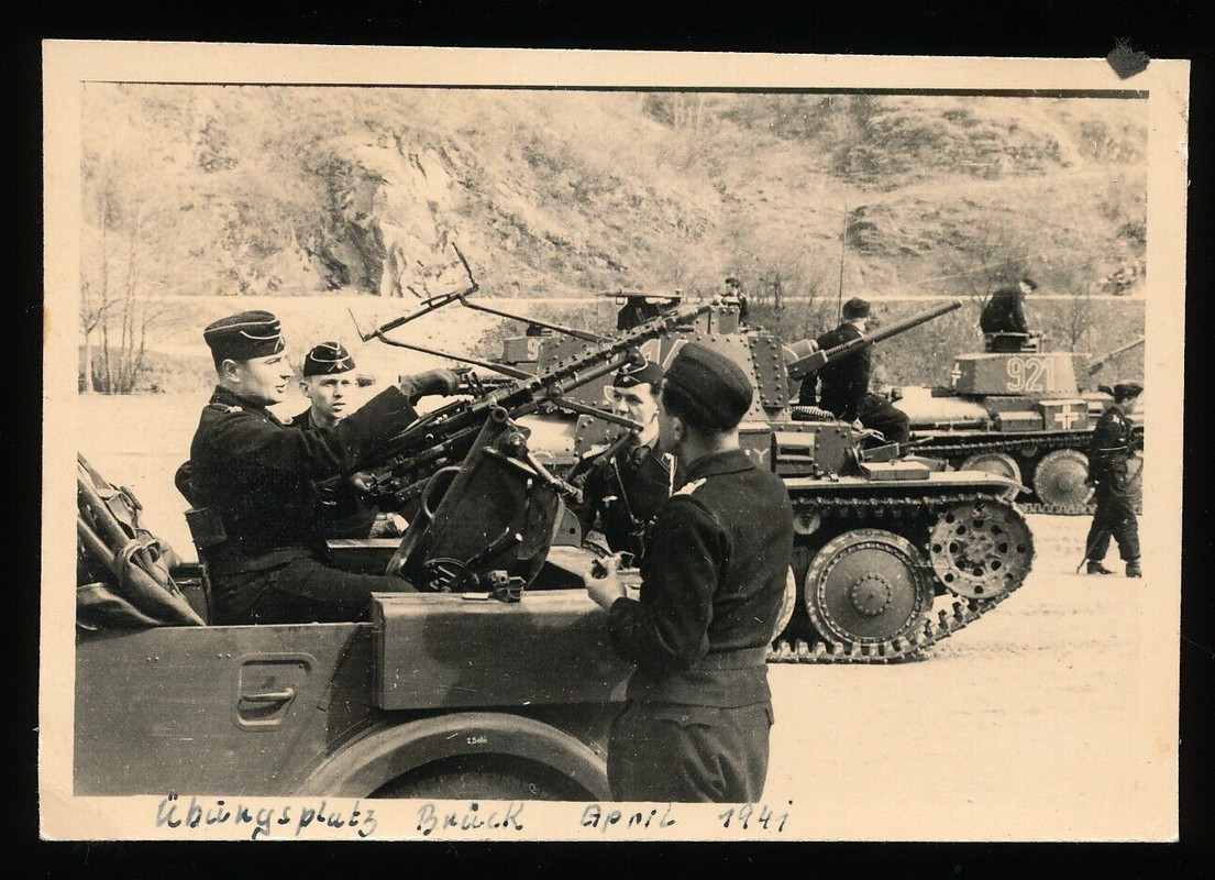 Foto - Panzermann mit Flugabwehr MG auf Auto montiert - Übungsplatz Brück 1941