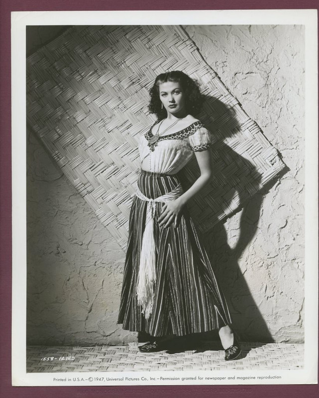 Yvonne_De_Carlo_b73