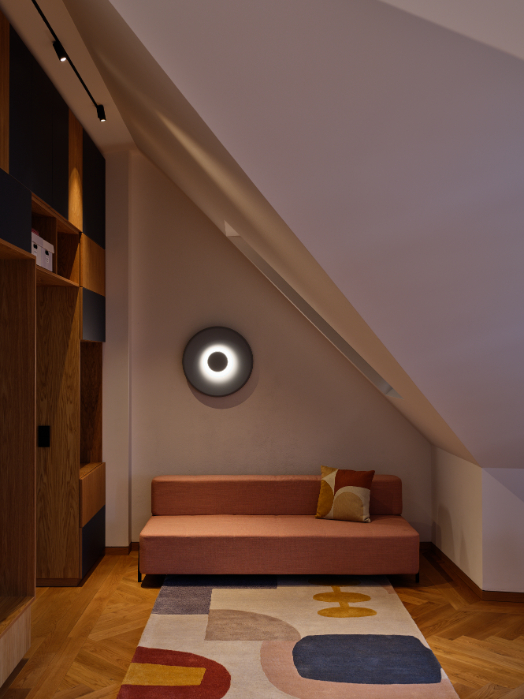 Tageslicht und Kunstlicht in einem Dachgeschossausbau in Berlin