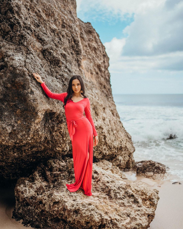 Potret cantik Lyodra saat liburan ke sebuah pantai.