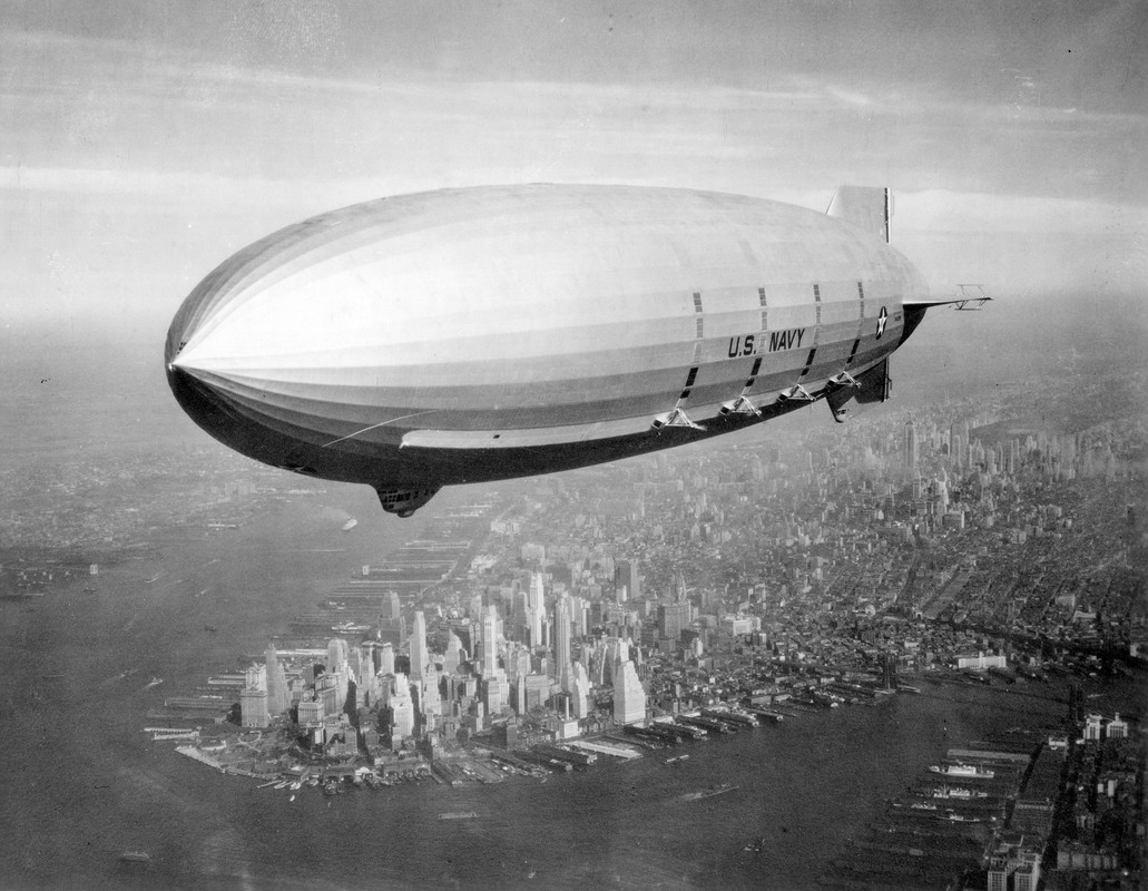 [GÉNÉRIQUE] Ce jour là...  - Page 14 2880px-USS-Macon-over-Manhattan