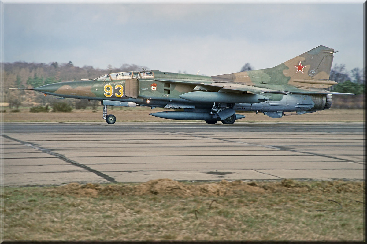 19 GvAPIB Mig-23UB 93 Yellow (5)a