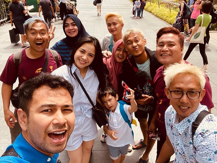 Raffi Ahmad dan keluarga kecilnya juga berpose dengan RANS Entertaiment dan Asisten Pribadi.