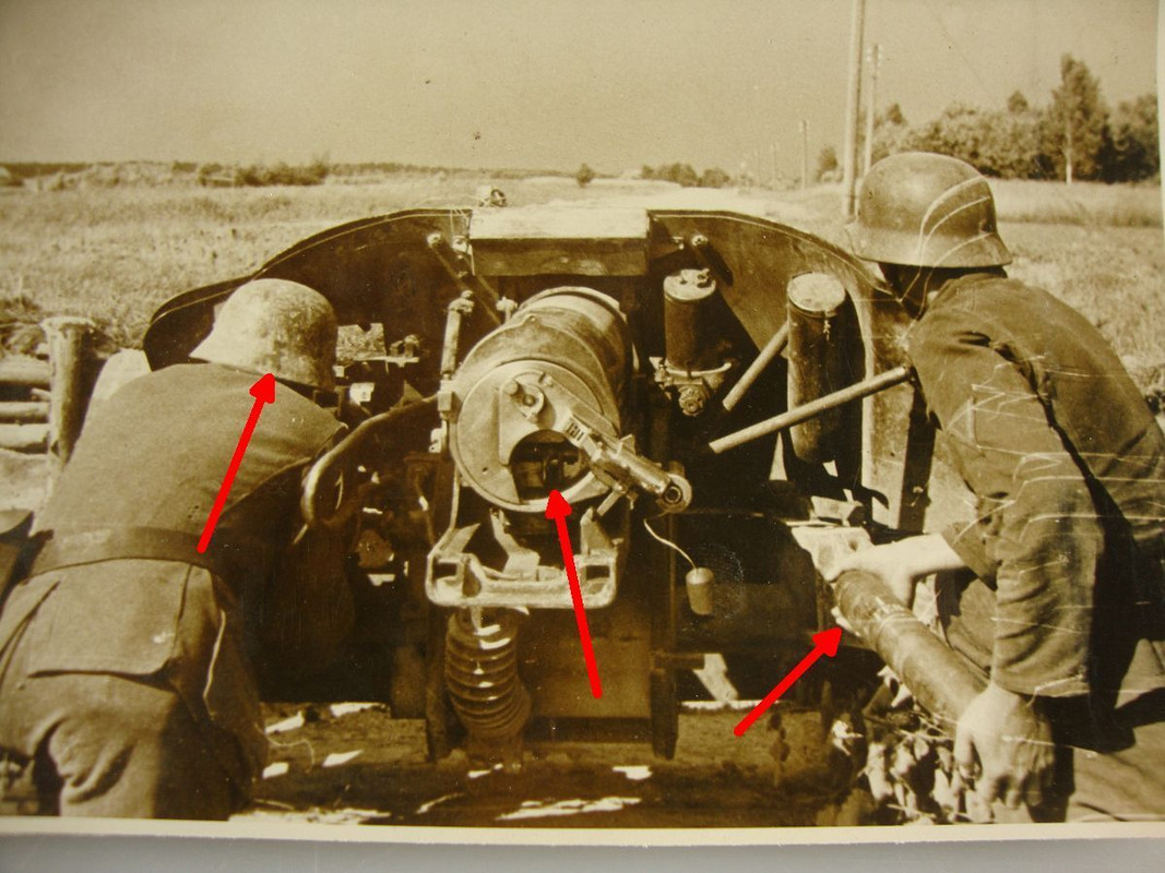 7,5 CM PAK 97-38 SICHERT ROLLBAHN, Pakgeschütz, Tarnbezug für Helm