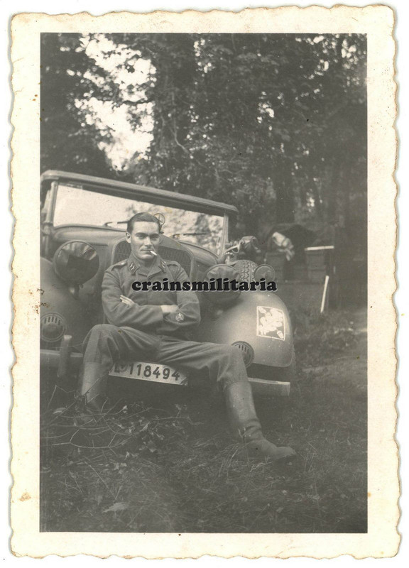 Orig. Foto Luftwaffe Soldat mit Mercedes-Benz Pkw Kübelwagen m. Wappen